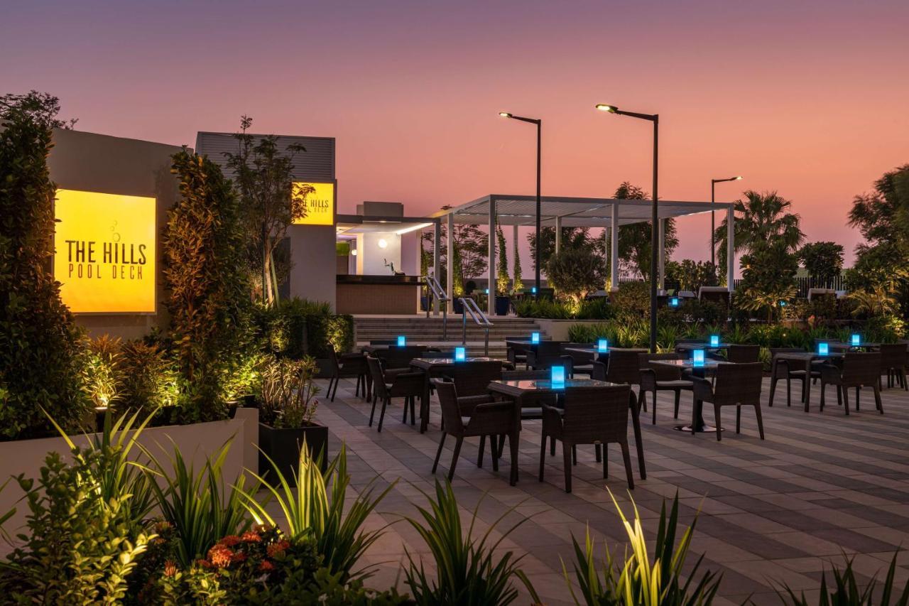 Radisson Dubai Damac Hills Hotel Exterior foto