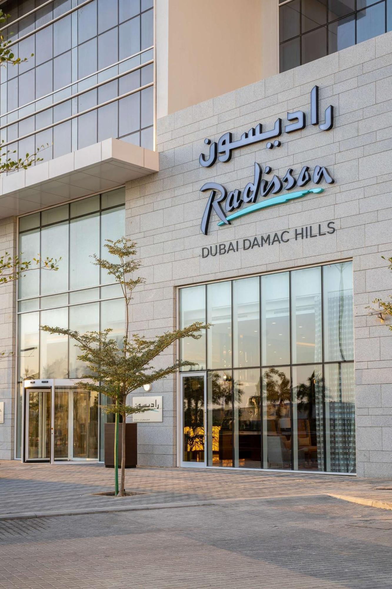 Radisson Dubai Damac Hills Hotel Exterior foto