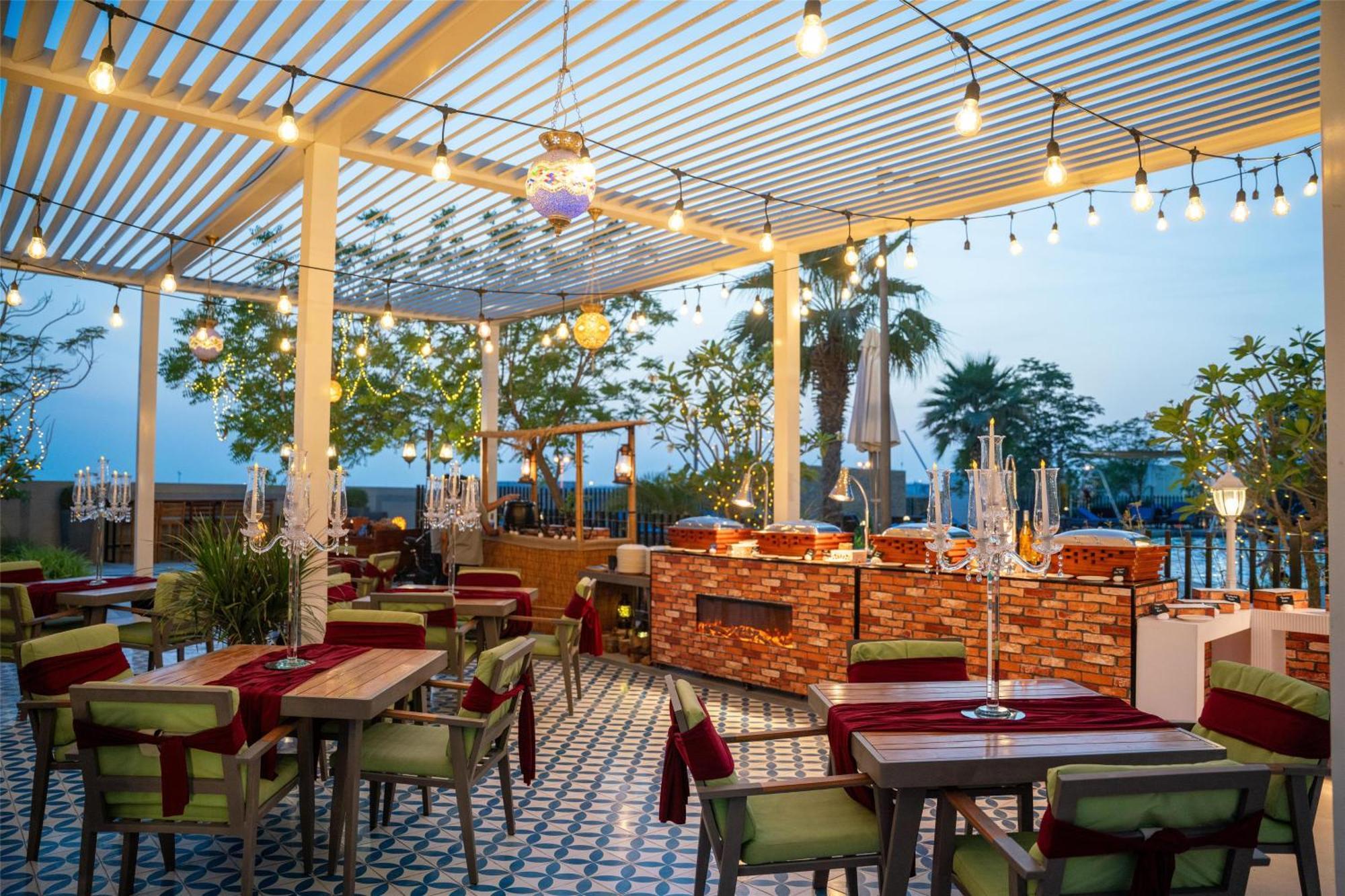 Radisson Dubai Damac Hills Hotel Exterior foto